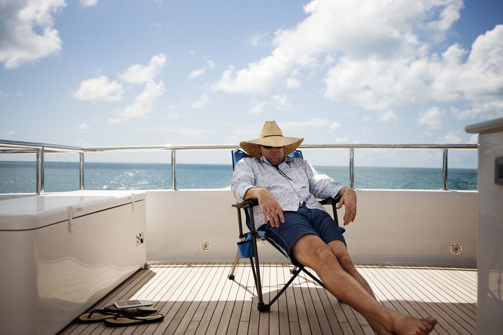 man-relaxing-on-yacht-N4MX3FD.jpg